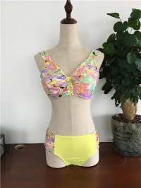 Bikini ta' l-għonq tal-V-V-Ruffle Floral ta' l-akwarell